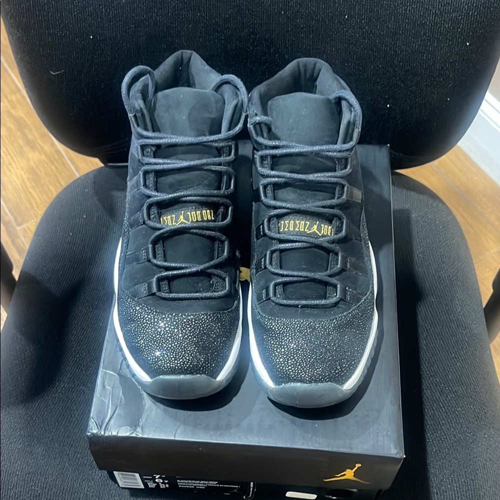 AIR JORDAN 11 RETRO PREM HC NEW 
Black/metallic gold/white WMNS 7.5  YT SZ 6